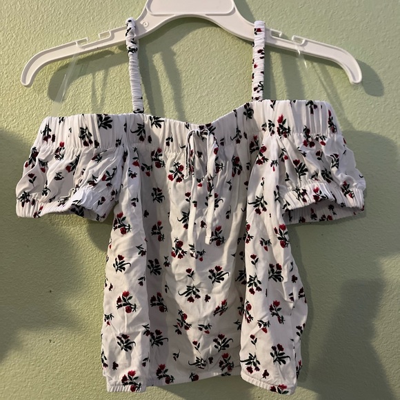 Cute crop top, bought it never wore it. Size is a S it - Picture 3 of 3